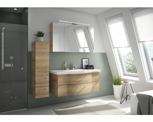 Salle de bains avec meuble-lavabo, armoire de toilette, armoire haute et douche