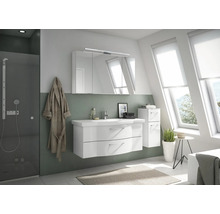 Badezimmer mit Waschtisch, Spiegelschrank, Seitenschrank und Dusche in einem hellen Raum