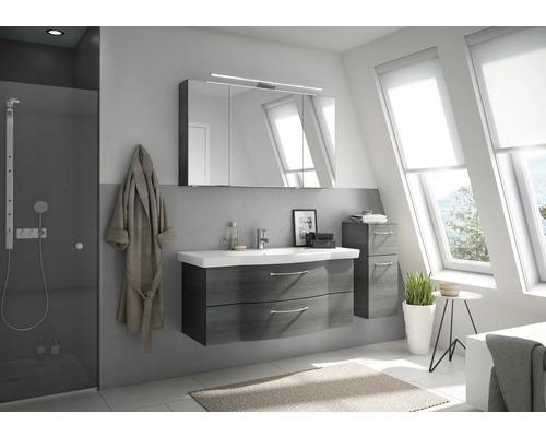 Salle de bains lumineuse avec meuble sous-lavabo, armoire de toilette et douche