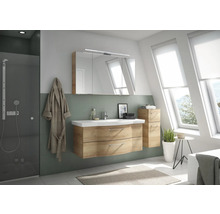 Salle de bains moderne avec meuble sous-vasque, armoire de toilette et serviette