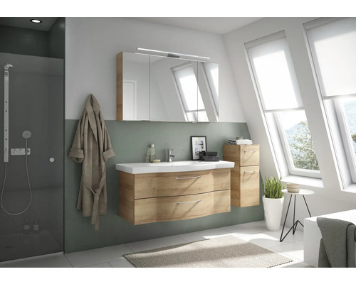 Salle de bains moderne avec meuble sous-vasque, armoire de toilette et serviette