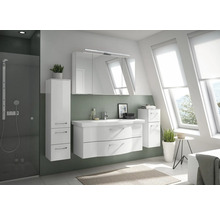 Salle de bain lumineuse avec lavabo, armoire de toilette, armoires hautes et douche