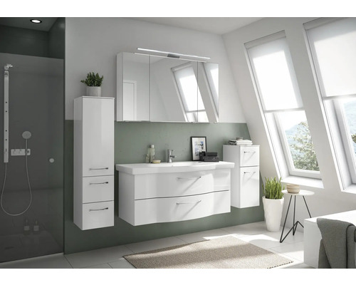 Salle de bain lumineuse avec lavabo, armoire de toilette, armoires hautes et douche