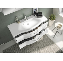 Salle de bains avec meuble sous-lavabo, tiroirs ouverts, lavabo et robinetterie