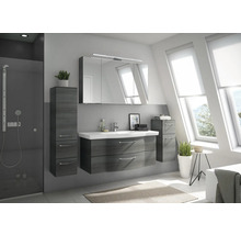 Salle de bain avec lavabo, armoire de toilette, armoire haute et armoire latérale aspect bois