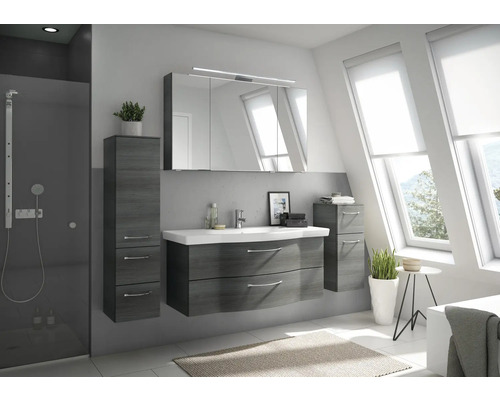Salle de bain avec lavabo, armoire de toilette, armoire haute et armoire latérale aspect bois