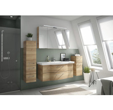 Salle de bain avec meuble-lavabo, armoire de toilette, armoire haute et douche