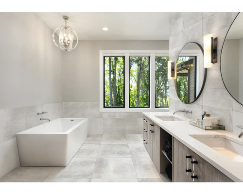 Helles Badezimmer mit Badewanne, Waschtisch und Spiegel