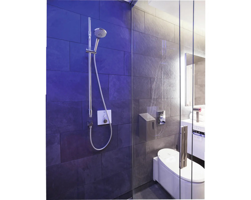 Modernes Badezimmer mit Dusche, Toilette und Waschbecken.