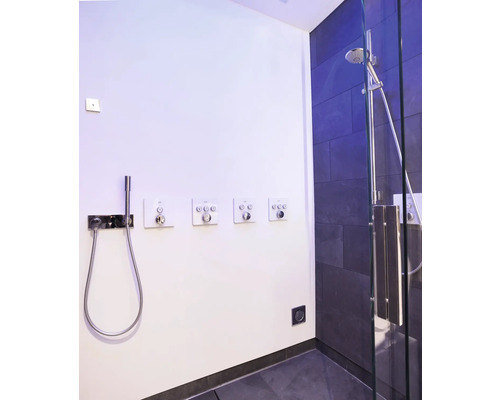 Duschkabine mit Armaturen und Regler an der Wand