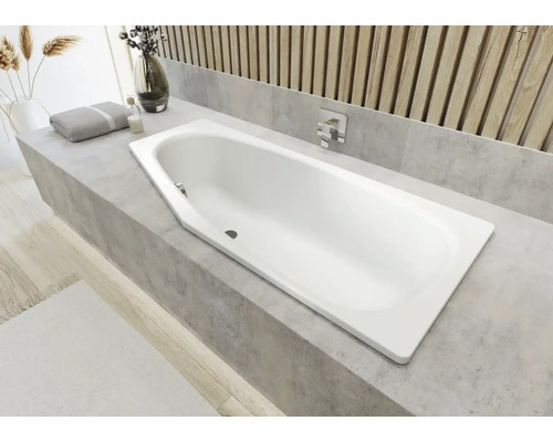 Eingebaute Badewanne in einem Badezimmer mit grauen Fliesen und Holzwand