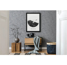 Modernes Interieur mit grauer Tapete, Holzkommode und dekorativen Elementen.