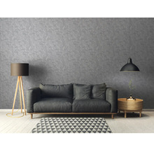 Wohnzimmer mit Sofa, Stehlampe und Pendelleuchte