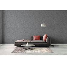 Graue Wohnzimmerwand mit Couch, Lampe und Teppich