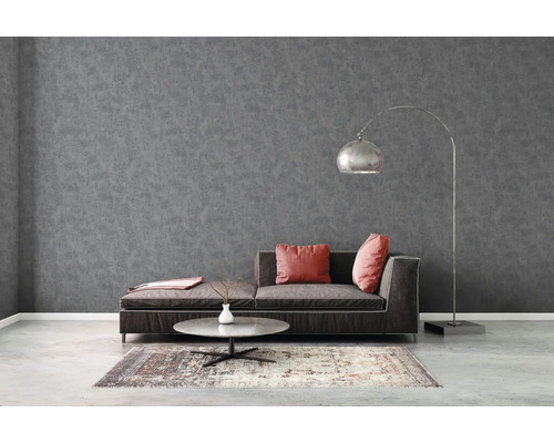 Graue Wohnzimmerwand mit Couch, Lampe und Teppich