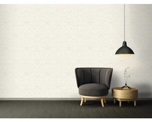 Wohnraum mit gemusterter Tapete, Sessel, Beistelltisch und Hängelampe
