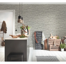 Intérieur décoratif avec papier peint à motif de pierres, comptoir de cuisine et tableau noir