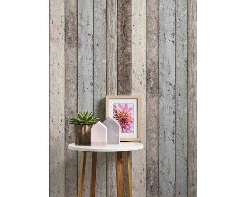 Papier peint aspect planches de bois et décoration sur une table