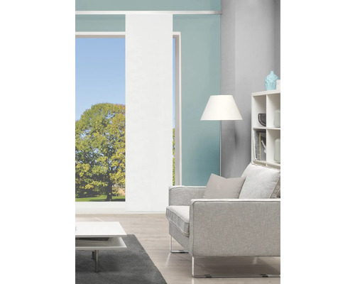 Wohnzimmer mit Schiebegardinen, Sofa, Stehlampe und Regal.