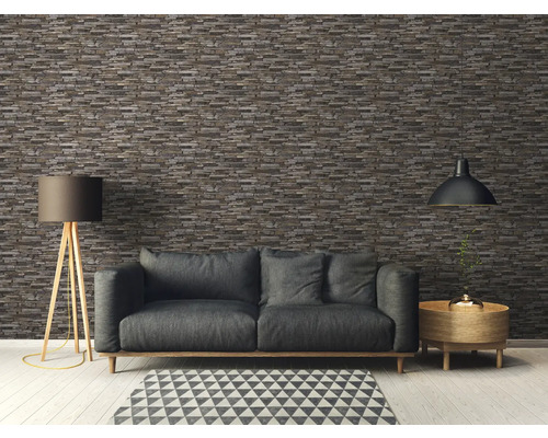 Wohnzimmer mit grauer Couch, Stehlampe und Steinwandtapete