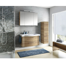 Salle de bain moderne avec meuble-lavabo, armoire de toilette et radiateur sèche-serviettes