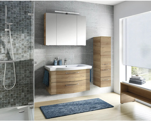 Modernes Badezimmer mit Waschtisch, Spiegelschrank und Handtuchheizkörper