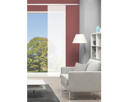 Wohnzimmer mit Schiebegardinen, Sofa und Bücherregal