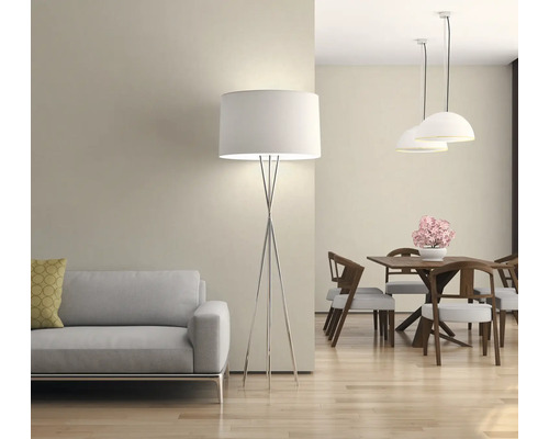 Salon avec canapé, lampadaire et ensemble de table à manger