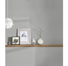 Intérieur avec papier peint structuré gris, étagère en bois et éléments décoratifs