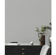 Pièce décorative avec commode, livres et plantes