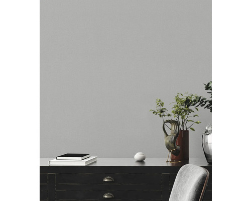 Pièce décorative avec commode, livres et plantes