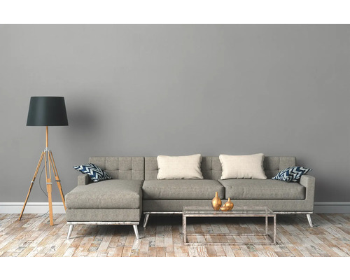 Salon avec canapé, lampadaire et table basse
