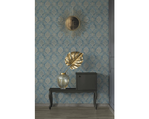 Décoration intérieure décorative avec une console, une armoire, un vase avec une feuille et un miroir sur un mur à motifs