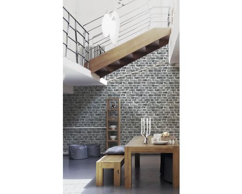 Espace de vie avec table à manger, banc, étagère et papier peint à motifs en aspect pierre.