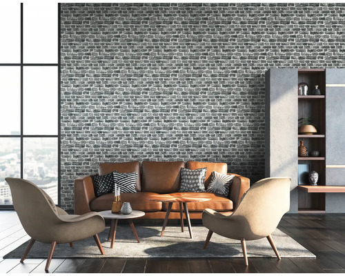 Salon avec papier peint en briques, canapé et fauteuils