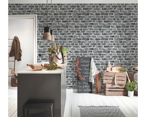 Cuisine avec papier peint en briques, îlot de cuisine et décoration