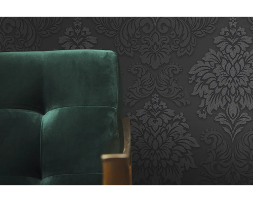 Papier peint à motif floral et aspect textile à côté d''un canapé