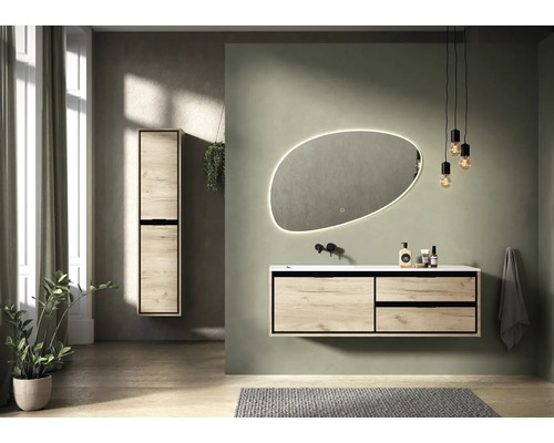 Salle de bains avec meuble sous-lavabo, armoire de toilette, miroir et éclairage