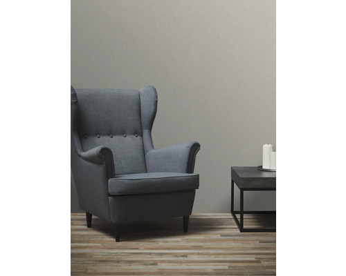 Salon avec fauteuil, table basse et papier peint