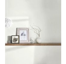 Wandregal mit Dekoration: Lampe, Bilderrahmen, Ventilator und Vase mit Zweigen