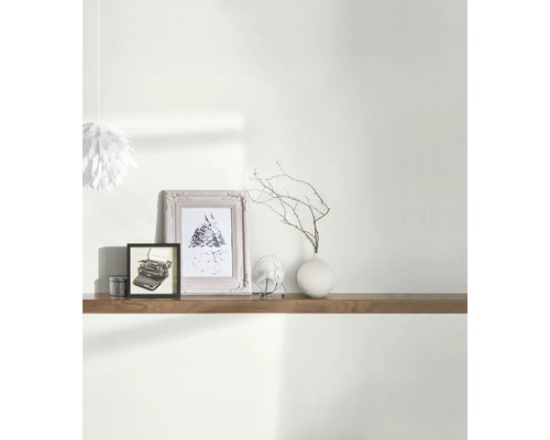 Wandregal mit Dekoration: Lampe, Bilderrahmen, Ventilator und Vase mit Zweigen