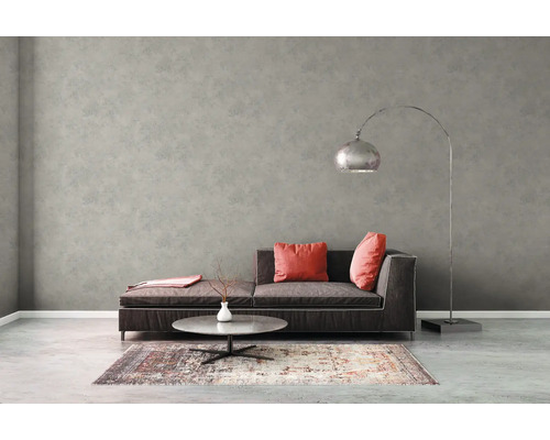 Wohnzimmer mit grauer Wandtapete, Sofa, Stehlampe und Teppich