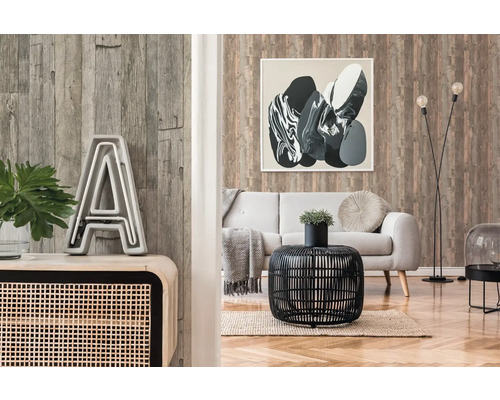 Salon avec papier peint imitation bois, canapé et éléments décoratifs tels qu''une table, une lampe et un tableau