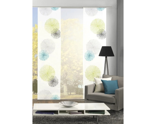 Dekoratives Schiebeelement mit abstraktem Muster im Wohnzimmer.