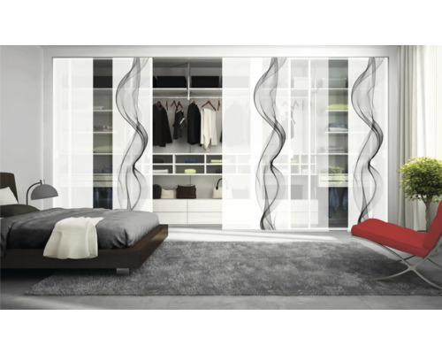 Chambre avec lit, tapis, fauteuil et armoire à portes coulissantes à motif abstrait