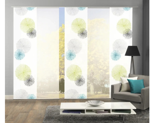 Wohnzimmer mit Schiebegardinen mit grafischem Muster