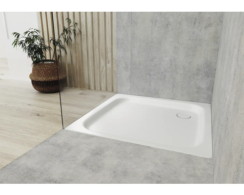 Rechteckige Duschwanne aus Sanitäracryl im Badezimmer.