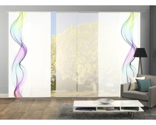Schiebegardinen mit abstraktem Muster im Wohnzimmer