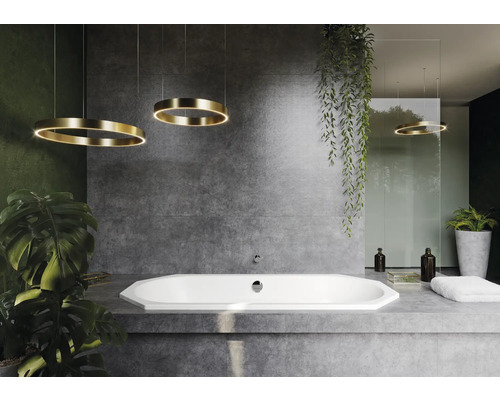 Helles Badezimmer mit freistehender Badewanne, Hängeleuchten und Zimmerpflanzen für eine entspannende Atmosphäre.