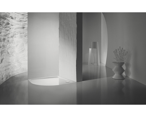 Badezimmer-Interieur mit Duschwanne, Lampe und dekorativem Beistelltisch.